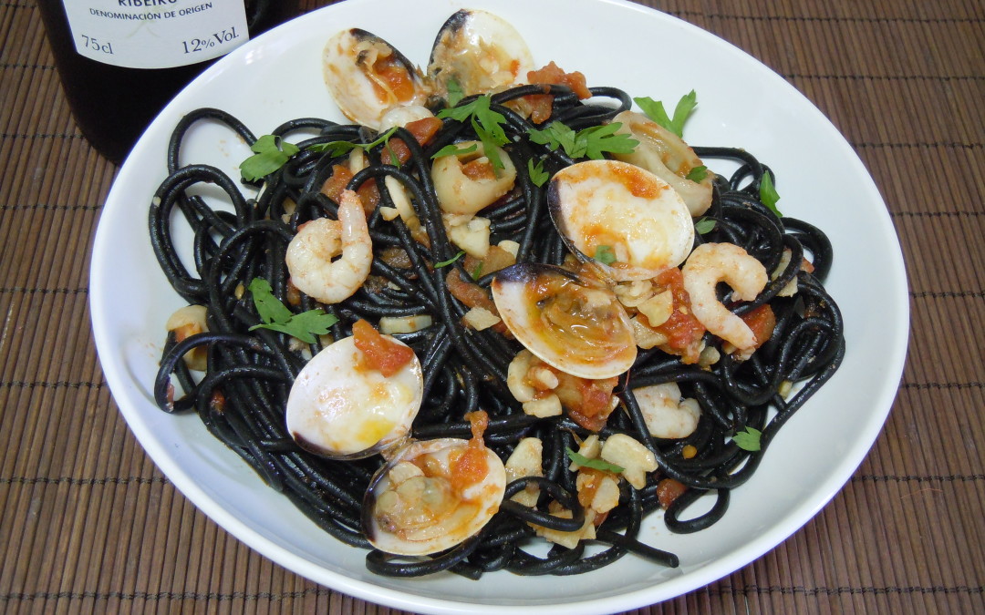 Spaghetti al nero di seppia ai frutti di mare – Espagueti negros con marisco