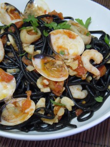 Spaguetti al nero di seppia ai frutti di mare - Espagueti negros con marisco